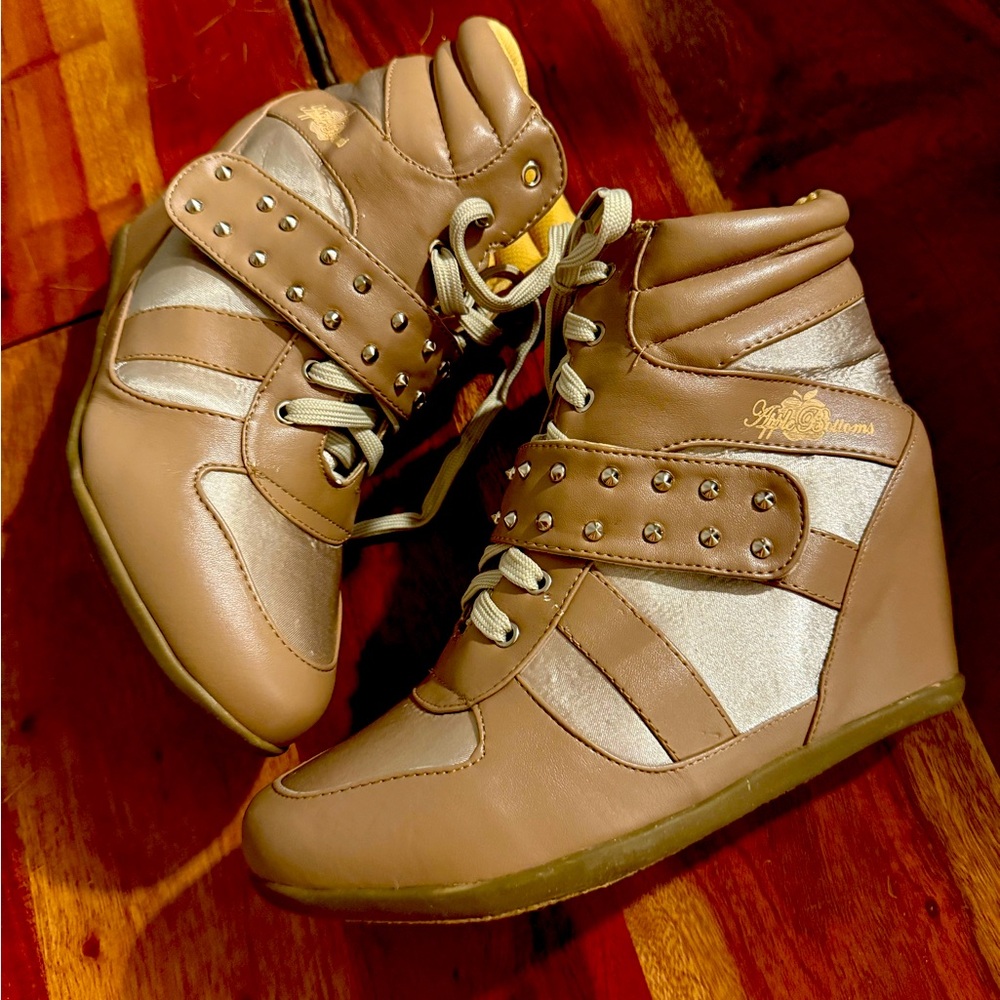 Y2K vintage Apple Bottom healed sneakers size 9